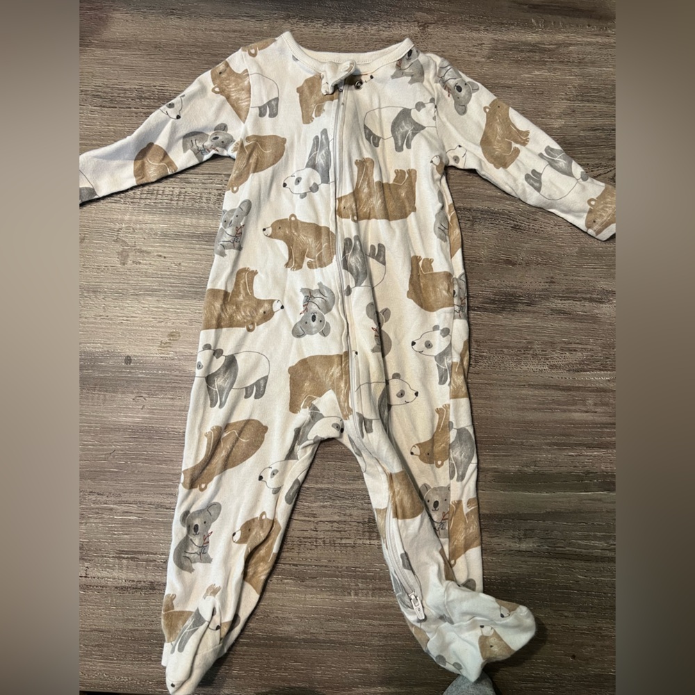 Carter’s footies. Size 6-9.